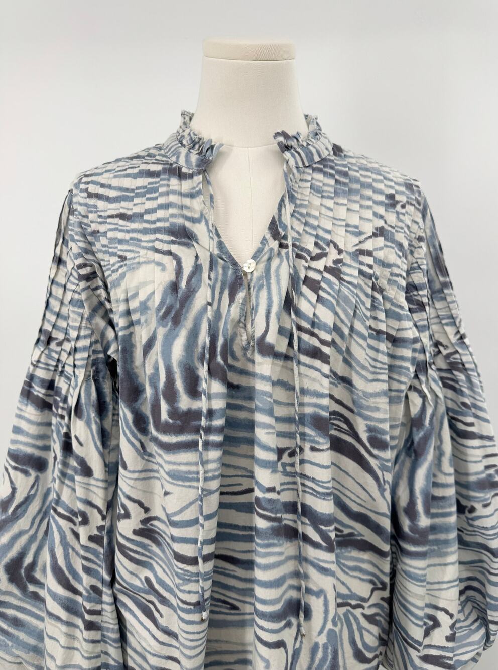 Love the Label Blue White Top Abstract Water Print Blouse Pleated